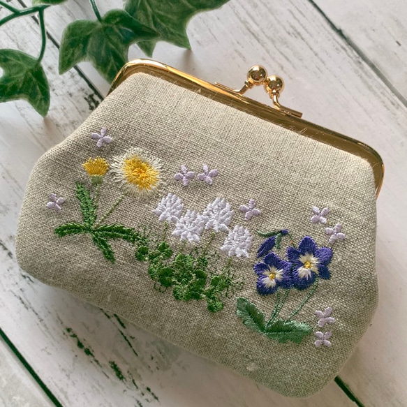 （両面刺繍）たんぽぽ・白詰草・ビオラ　二つ折の札が入る　がま口薄型　カードポケットx2個付　リネン