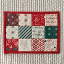 クリスマスパッチワークキルトマット、ホリデーテーブルマット、Christmas mug rug, holiday quilted mat, mini quilt, ミニキルト