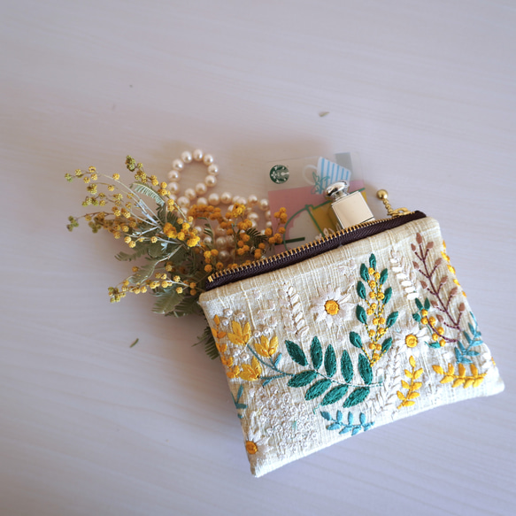 【3日以内発送】刺繍リボンのミニポーチ　-アイボリーベースにお花模様の刺繍リボン-ミモザ ユーカリ デイジー