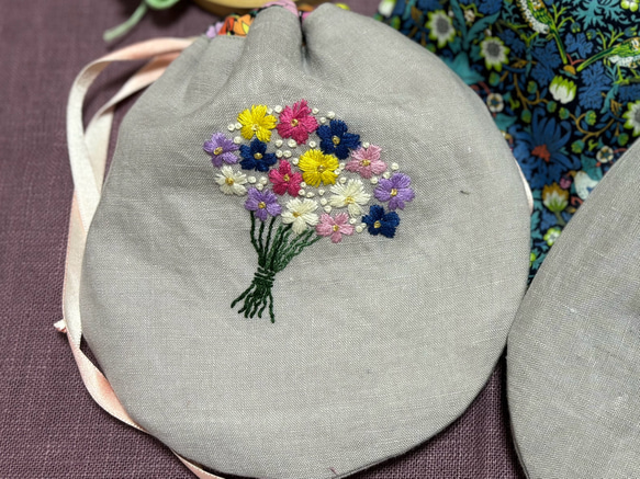 【再販＊受注製作】刺繍の丸底ポーチ☆花束