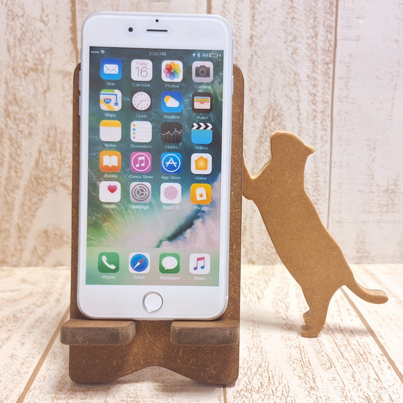 受注制作☆猫が横から支えるスマホスタンド・iPhoneスタンド☆色見本から色を選べます☆