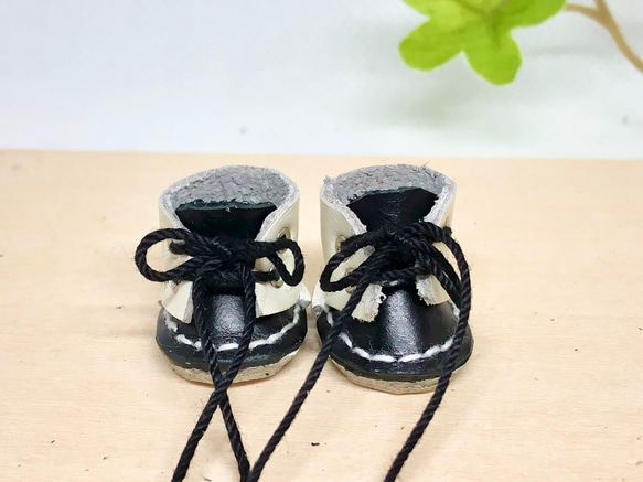 革細工　ローカット丸ブーツ　一足　leather craft miniature boots.