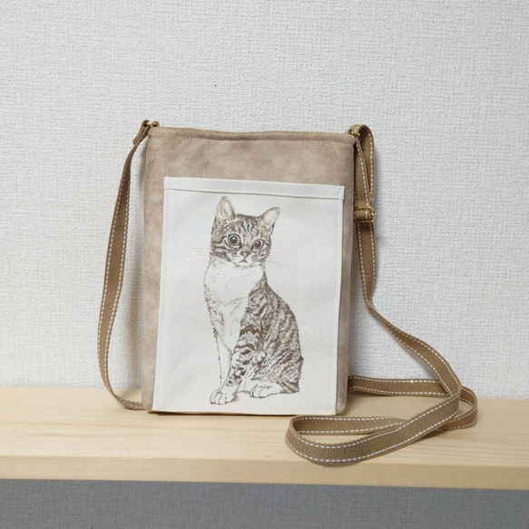 【sale】20％off　見据えるキジトラ猫  ショルダーバック　革調フェルトベージュ