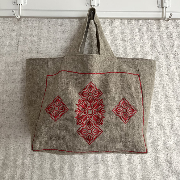 赤い刺繍のバッグ　クロスステッチ