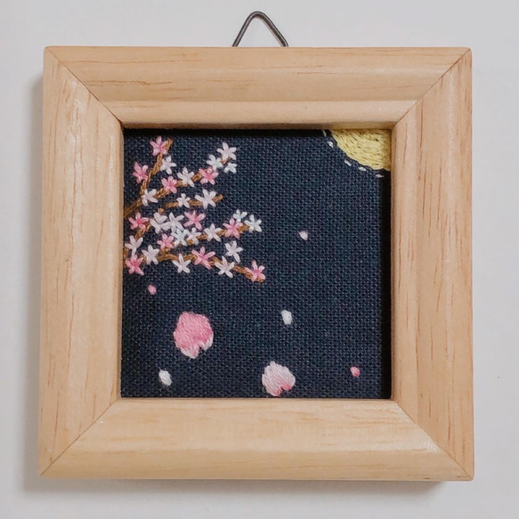 刺繍フレーム　月夜の桜吹雪　壁飾り　インテリア雑貨　春　花