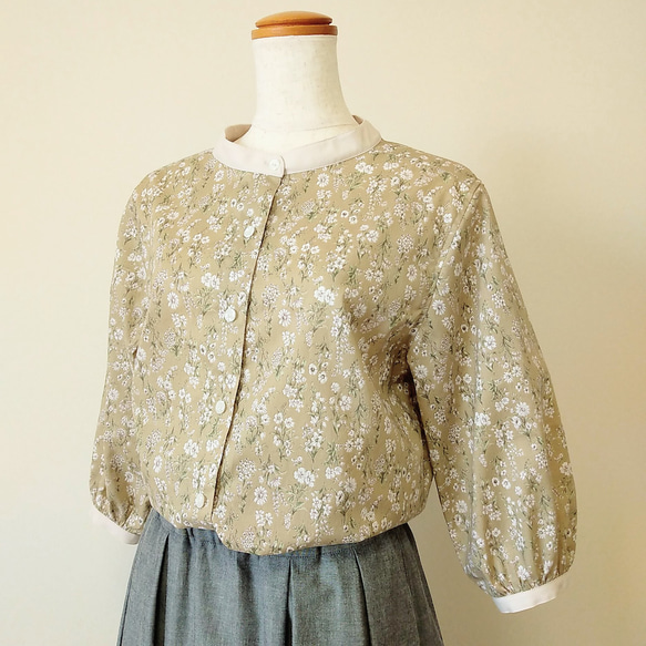 Neat flowers blouse ソフトベージュ Ｍ～Ｌサイズ