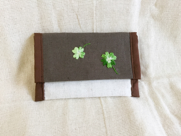 クローバー刺繍のふた付きカードケース・ブラウン