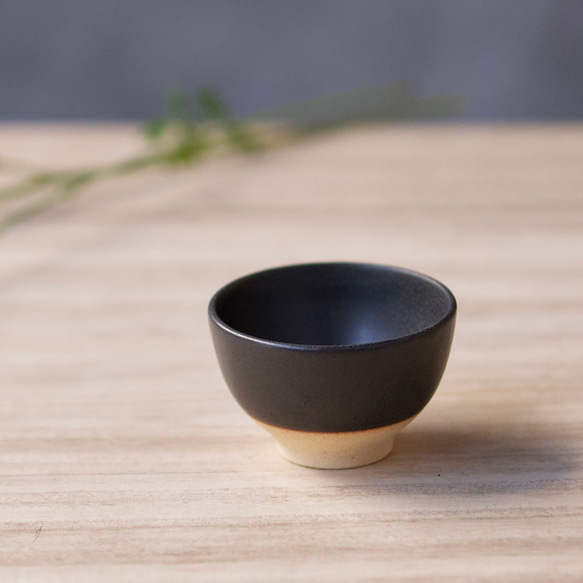 新茶器 小茶碗 KURO【信楽焼の小さな湯呑み】黒 シンプル 陶器 小振りなサイズの湯呑み 程よい土の手触り 衛生的