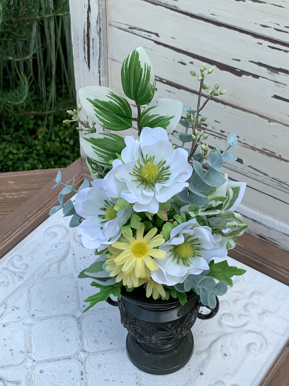 お仏壇の花立に立てる花束タイプの仏花です。 ご自宅の花立に挿していただけます。