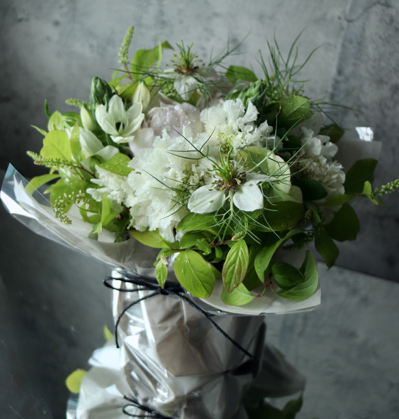 【生花ギフト ホワイトグリーン　アレンジメントS】東京でしか入手困難なお花や珍しいお花などを使用