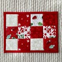 クリスマスパッチワークキルトマット、紅白ホリデーテーブルマット、Christmas mug rug, holiday quilted mat, mini quilt, ミニキルト