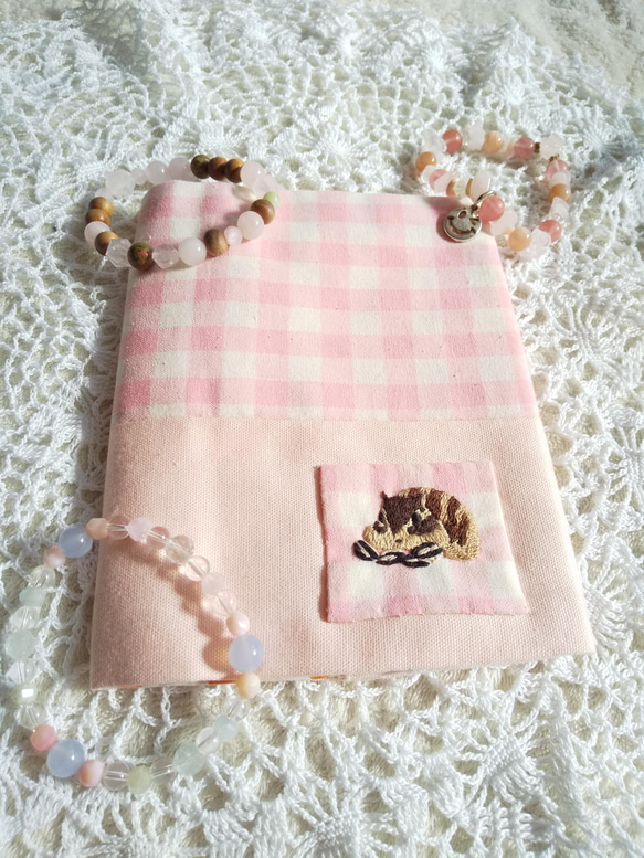 リスの手刺繍のブックカバー