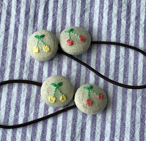 刺繍くるみボタンヘアゴム2個セット　さくらんぼ