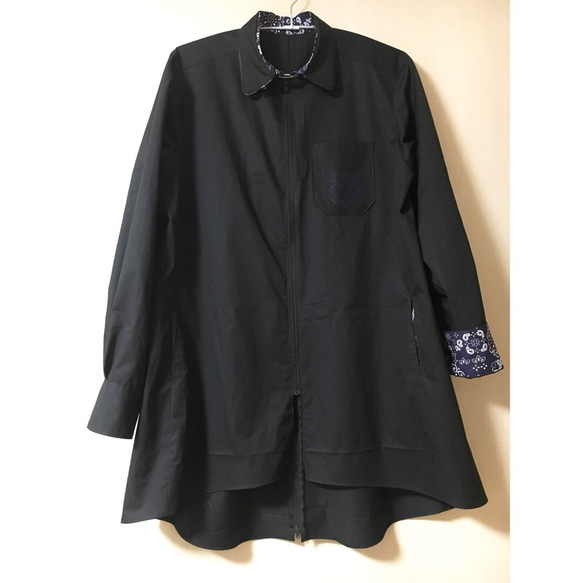 ユニセックスでゆったり着られる ブラック◆ファスナーシャツ 〈fastener shirt〉