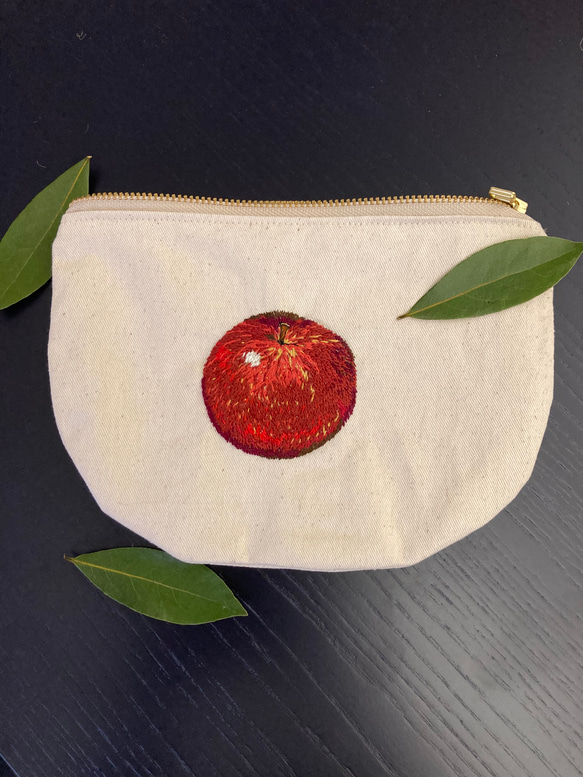 送料無料　 刺繍ポーチ　りんご　 Amane