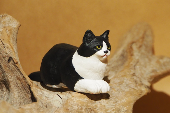 【スフィンクス座りの猫オブジェ】ハチワレ猫 Tuxedo Cat