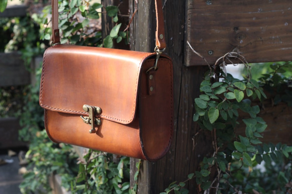 Classical crossbody vegetable tanned leather bag - Sepia col