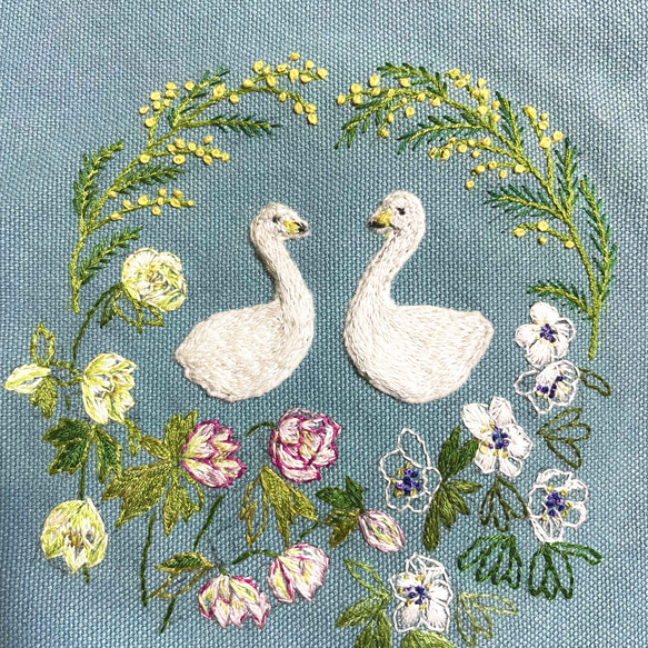 【お歳暮】白鳥と春の花畑の刺繍トートバッグ