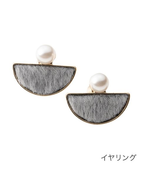 パール×ファーの半月型ピアス/イヤリング