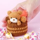 チョコレートケーキになった茶色のクマのあみぐるみ