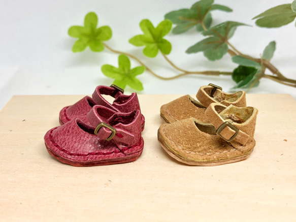 革細工　ストラップサンダル　一足　leather craft miniature  boots.