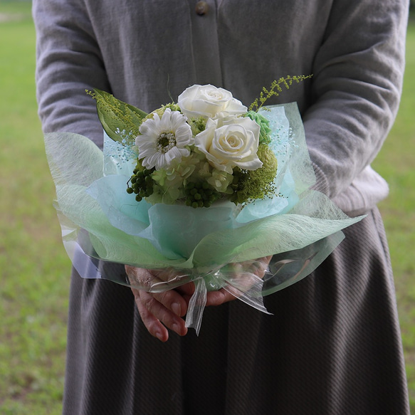 そのまま飾れるプリザーブドフラワーの花束 「スタンディングブーケ　ホワイト」