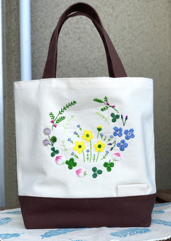 野の花刺繍のトートバック（クローバーと茶色）