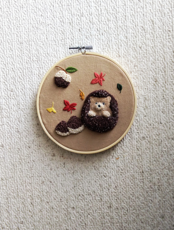 秋の壁掛け　刺繍　ハリネズミ　栗　どんぐり