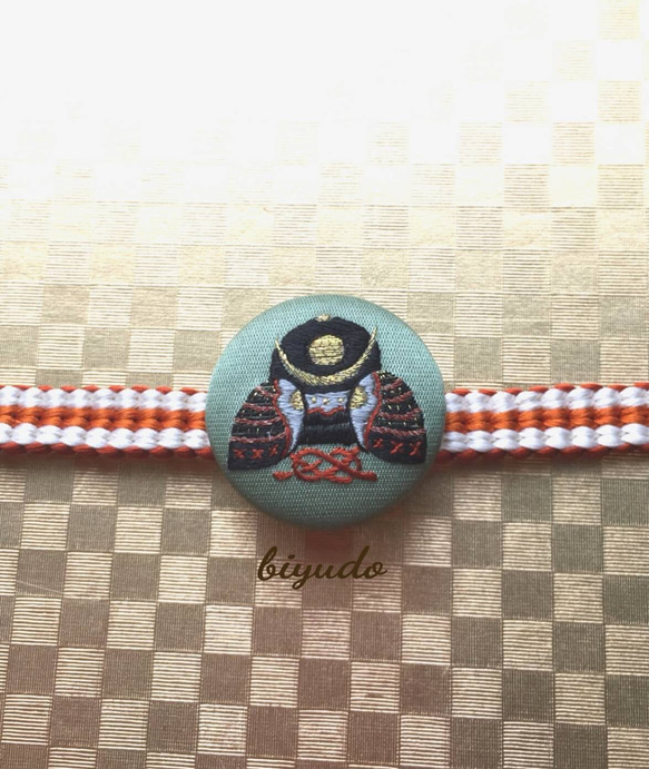 日本刺繍兜帯留め