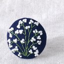 刺繍ブローチ　かすみ草　ヘアゴム可 くるみボタン　送料無料