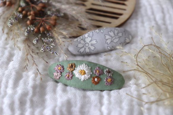 ミントグリーンの花刺繍×リバティ　パッチンピン