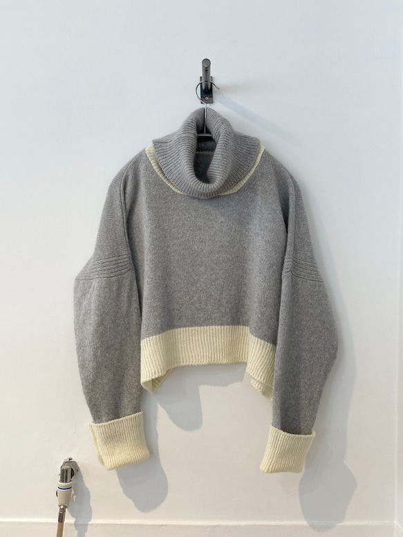 手編み機による Alice Turtle Sweater