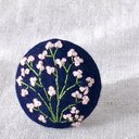 刺繍ブローチ(綿麻) かすみ草　ヘアゴム可 くるみボタン　送料無料