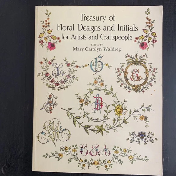 Treasury of Floral Design and Initials 花文字デザインの本