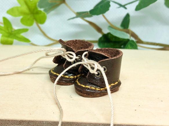 革細工　丸ブーツ　一足　leather craft miniature boots.