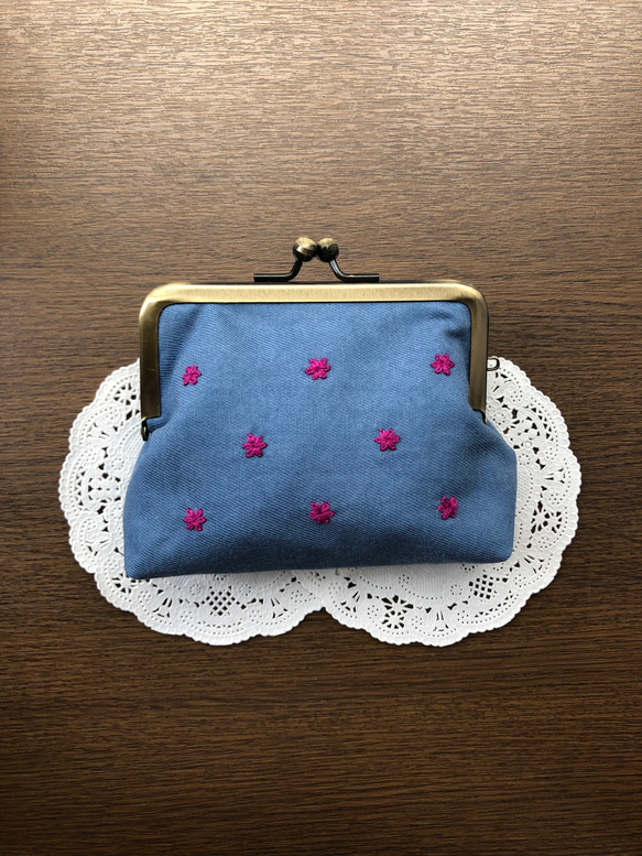 手刺繍のがま口財布　小花　ピンク