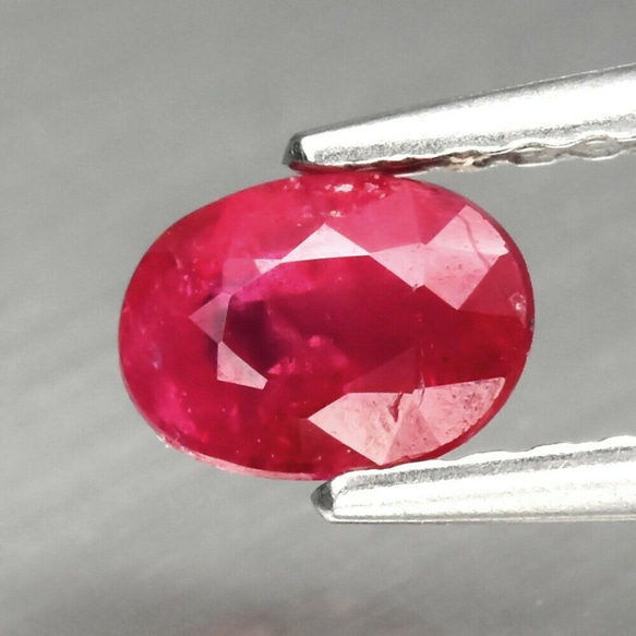 天然石 ルビー ルース 0.63ct マダガスカル産　綺麗なレッドの色味！