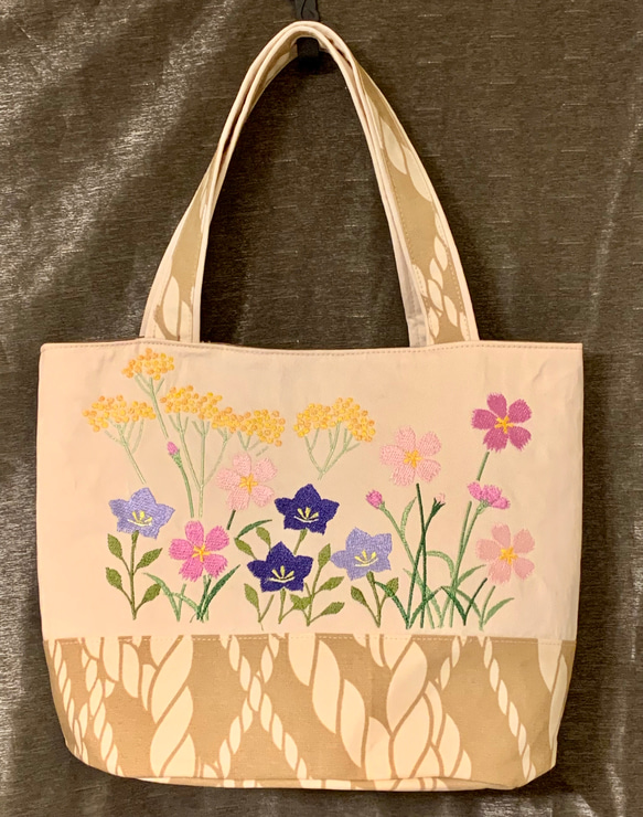 秋の花刺繍のトートバッグ