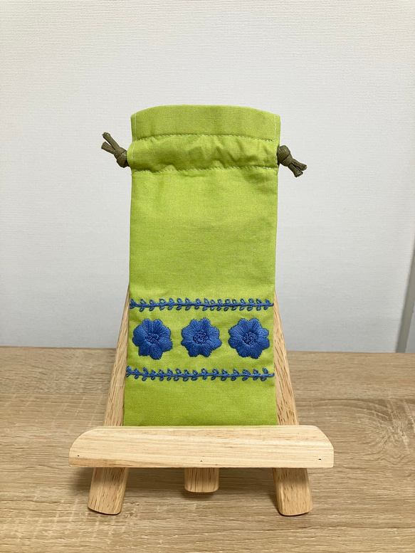 ブルーのお花刺繍のメガネケース