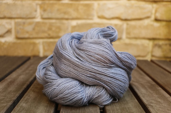 Shion 手染めの極細毛糸　80% Extra Fine Merino + 20% Silk