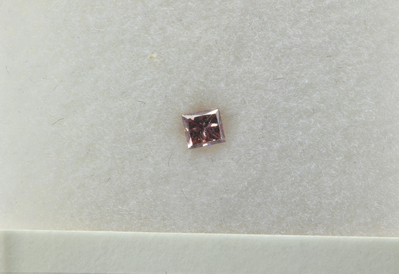 ピンクダイヤモンド0.133ct【鑑定書付】プリンセスカット　Fancy Vivid Pink（最高級の品質）