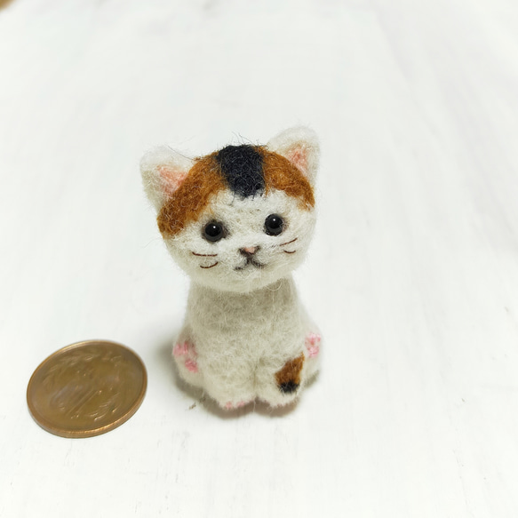 ◼羊毛フェルトの小さな子猫(三毛猫)　猫グッズ　猫雑貨　猫マスコット