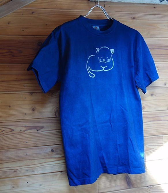 青い眠り猫の藍染Tシャツ