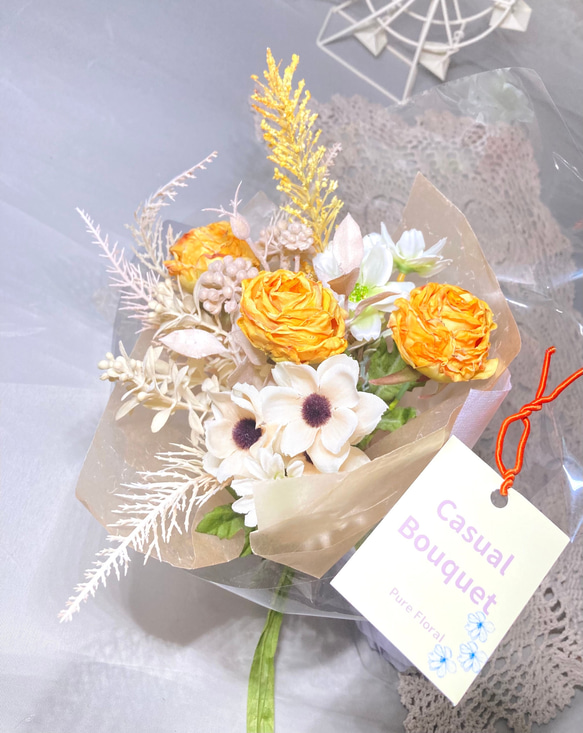 Casual Bouquet お気軽に贈って頂きたい小さめブーケです。オフホワイトをベース。バッグ入りもあります