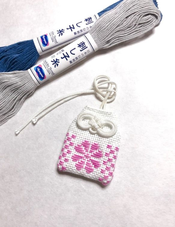 ⌘手刺繍⌘【こぎん刺し】お守り袋（小）『梅の花と市松』