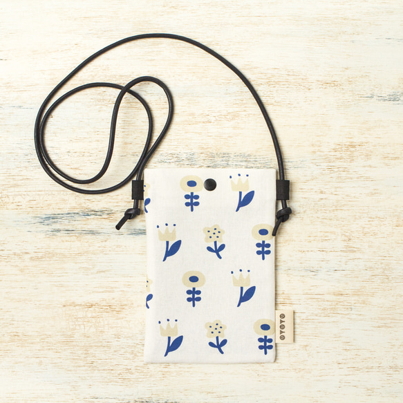 ごきげんポップなスマホポシェット│nordic flower＊white×navy│北欧花柄 ホワイト×ネイビー