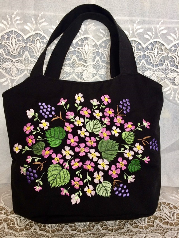 再販  庭の花刺繍のトートバッグ