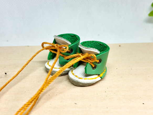 革細工　丸ブーツ　一足　leather craft miniature boots.