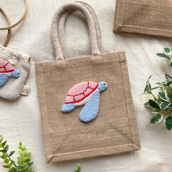 ウミガメ　ジュートバッグ　ランチトート　麻　海の生き物　動物　刺繍　もこもこ　カラフル　水色　ナチュラル　（ピンク）