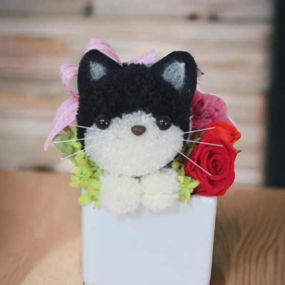 もこペット【黒猫】プリザーブドフラワー アレンジメント ハチワレ猫 ペット 母の日 誕生日 お供え 花 フラワー